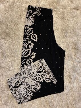 Susan Graver Black and White Floral Diamond  Dot Print  Wide Leg Boho Crop Pants